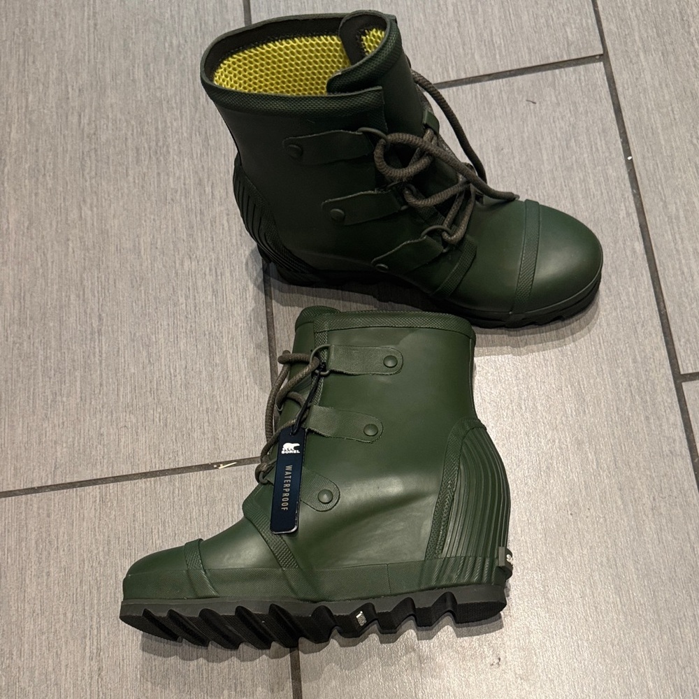 Sorel NWT Dark Green wedge Rain Boots